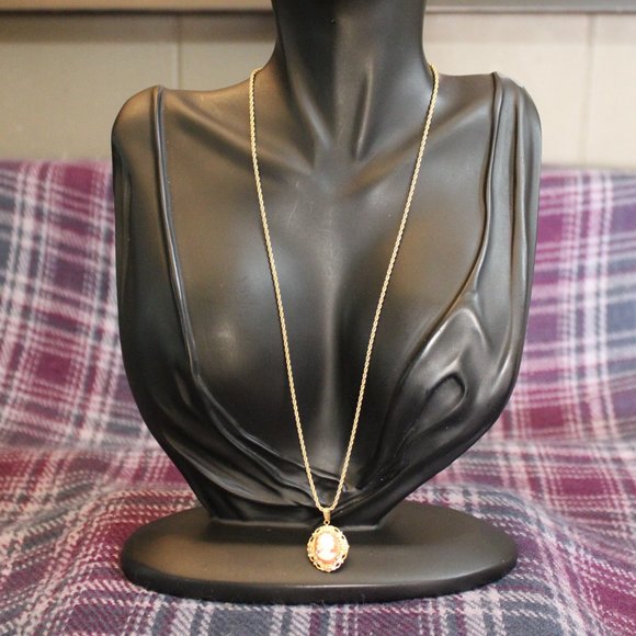 Gold-tone Pink and White Cameo Pendant Necklace - Picture 2 of 10